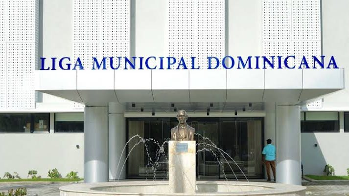 Víctor de Asa, presidente de la Liga Municipal Dominicana, presentando el programa de formación para gobiernos locales