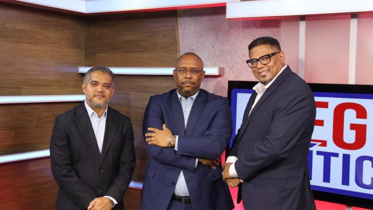 Periodistas Melvinson Almánzar y Joel Suero conduciendo el estreno del programa Juego Político en televisión dominicana