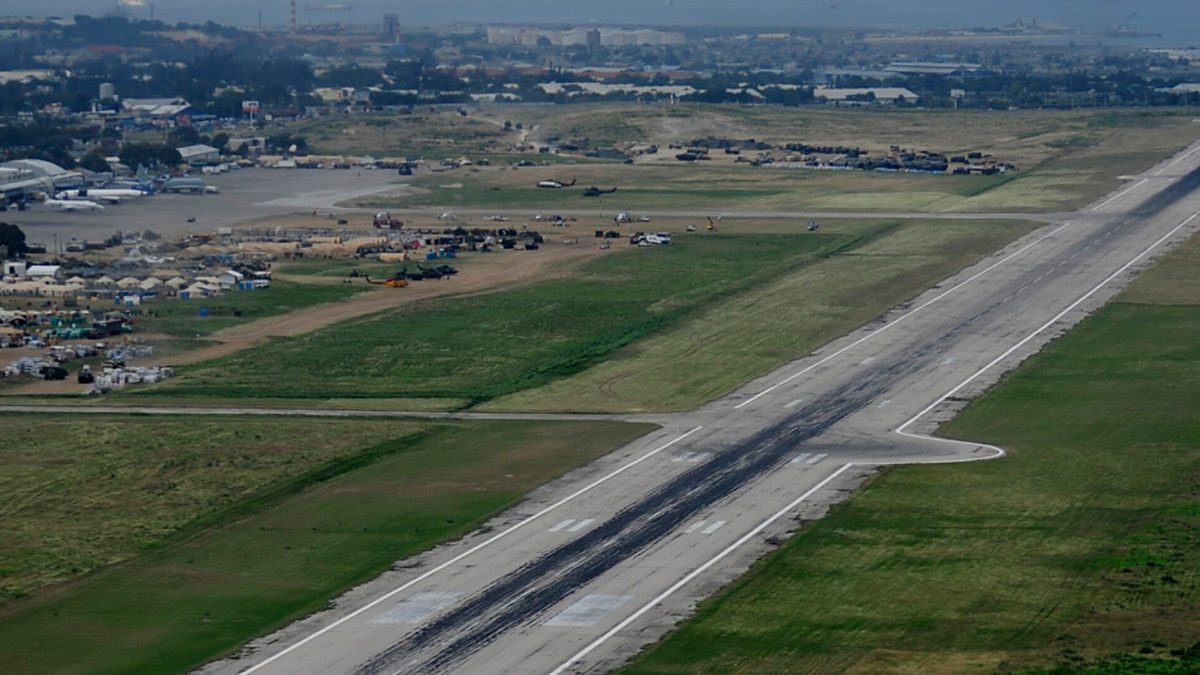 Aeropuerto Internacional Toussaint Louverture de Puerto Príncipe con pista vacía y seguridad reforzada