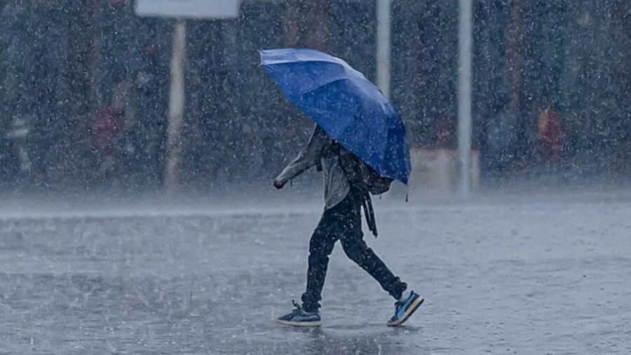 Nubes oscuras y lluvia intensa sobre Santo Domingo durante alerta meteorológica emitida por Indomet