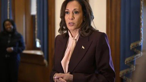 Agentes del sheriff del condado de Los Ángeles frente a la residencia de Kamala Harris en Malibu, California