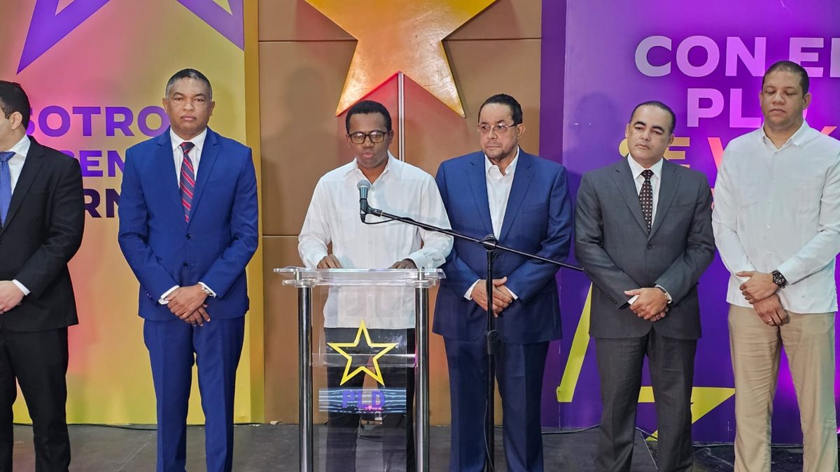 Productor de arroz dominicano en campo de cultivo con plantas de arroz en República Dominicana