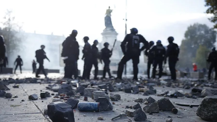 Manifestantes enfrentándose a policías antidisturbios en París durante las protestas del 17 de octubre de 2026