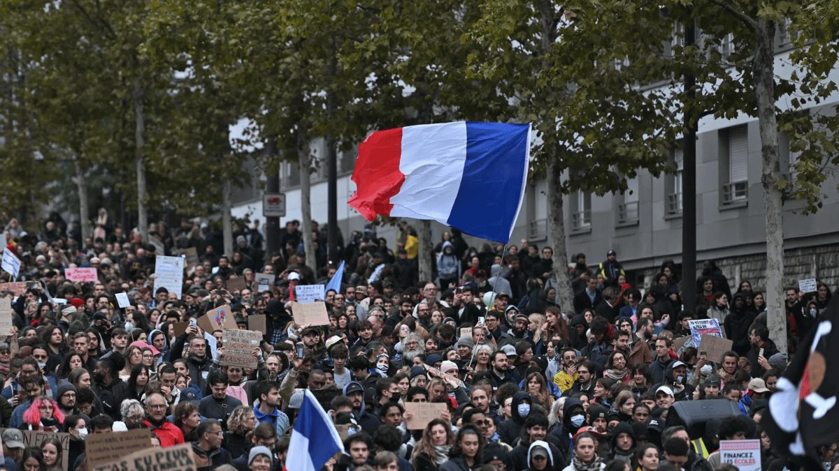 Manifestantes y policías franceses en enfrentamiento durante las protestas del 24 de octubre en París, con cañones de agua y gases lacrimógenos