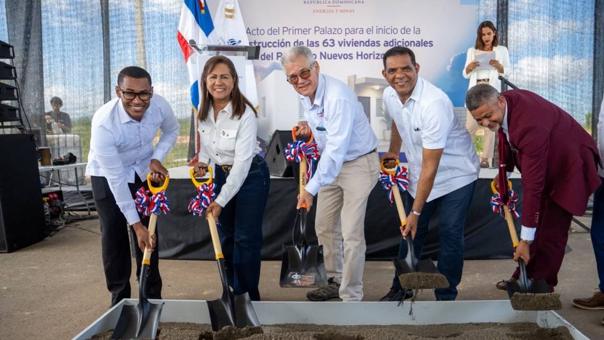 Viceministro Giovanni Bloise y autoridades dan el primer palazo del proyecto Nuevos Horizontes en Cotuí, Sánchez Ramírez