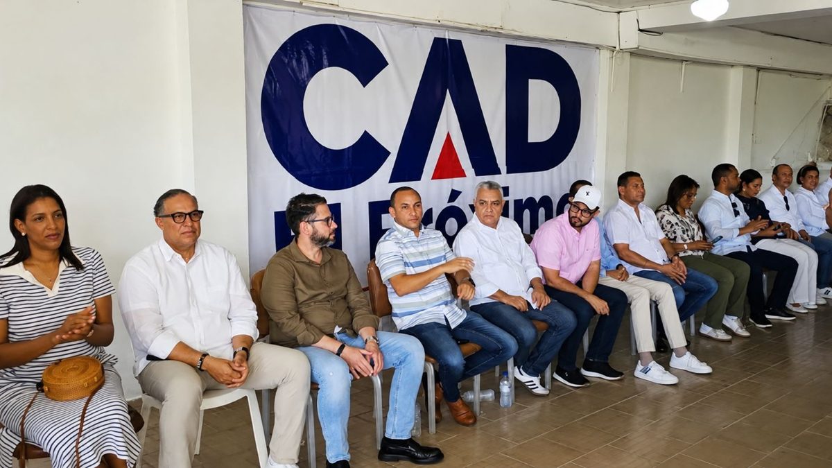 David Collado en acto político en Samaná rodeado de alcaldes que respaldan su proyecto presidencial