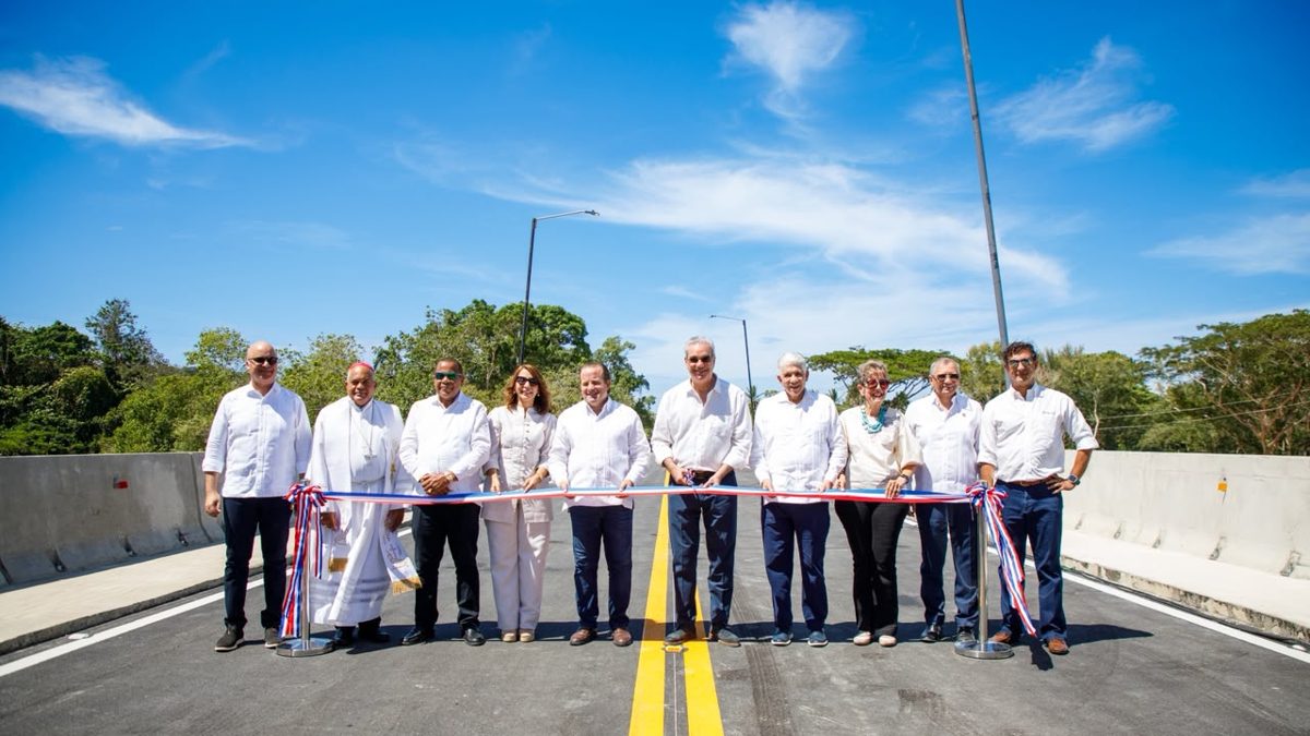 Presidente Abinader cortando la cinta en la inauguración del nuevo puente sobre el río Camú en la carretera Gregorio Luperón