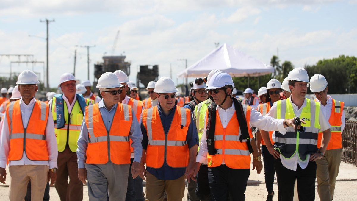 Autoridades supervisan construcción del muelle de la nueva terminal del Puerto de Manzanillo en Montecristi