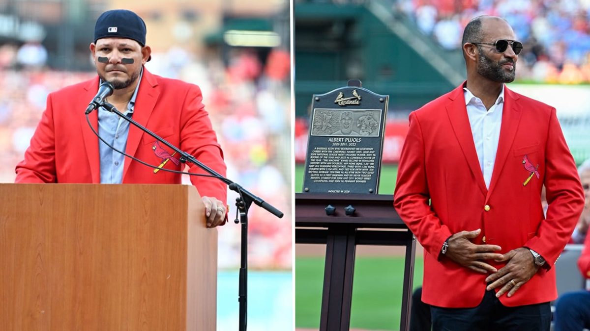 Albert Pujols y Yadier Molina reciben sus chaquetas rojas en la ceremonia del Salón de la Fama de los Cardenales en el Busch Stadium