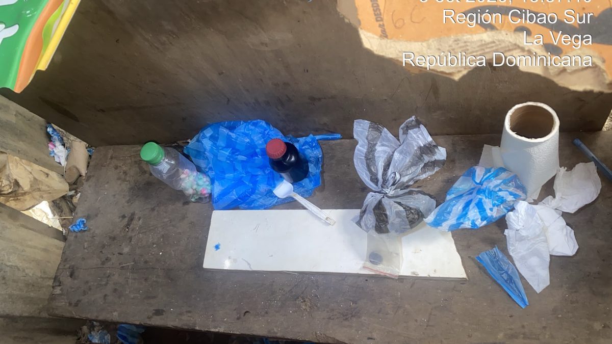 Agentes de la Policía Nacional durante operativo en sector El Hatico, La Vega, donde ocuparon 163 porciones de sustancias controladas