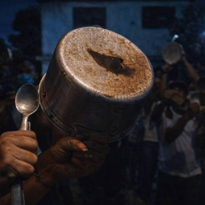 Vecinos golpeando cacerolas en las calles de Santo Domingo durante una protesta nocturna