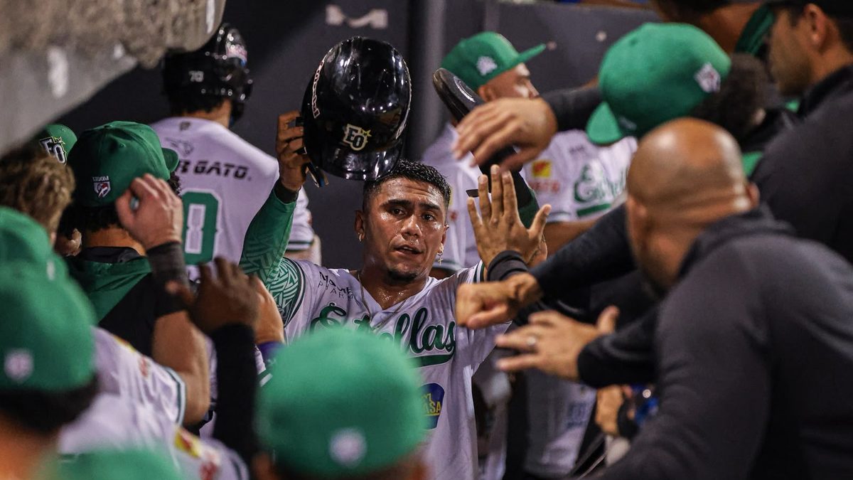 Jugadores de las Estrellas Orientales celebrando su victoria sobre los Tigres del Licey en el Estadio Tetelo Vargas