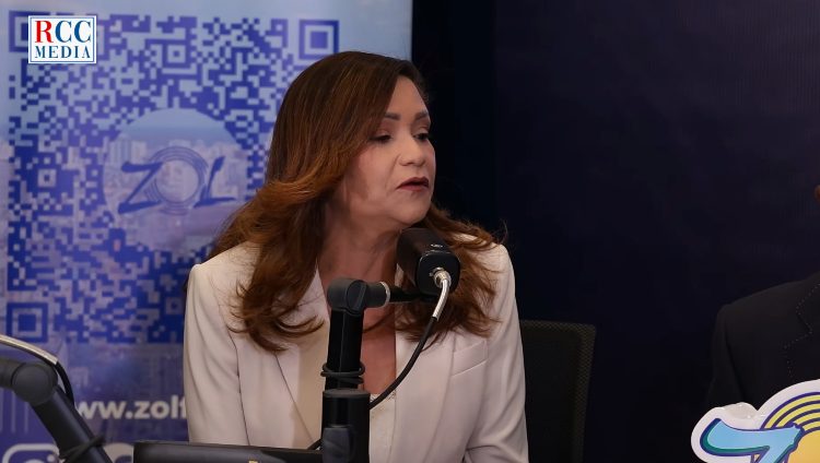 Rosa Olga Medrano, presidenta de ADORA, hablando sobre el centenario de la radio dominicana en el Hotel El Embajador