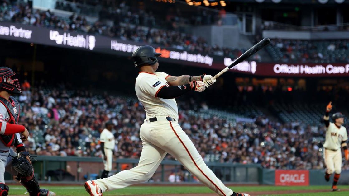 Rafael Devers recorre las bases tras conectar jonrón para los Gigantes de San Francisco