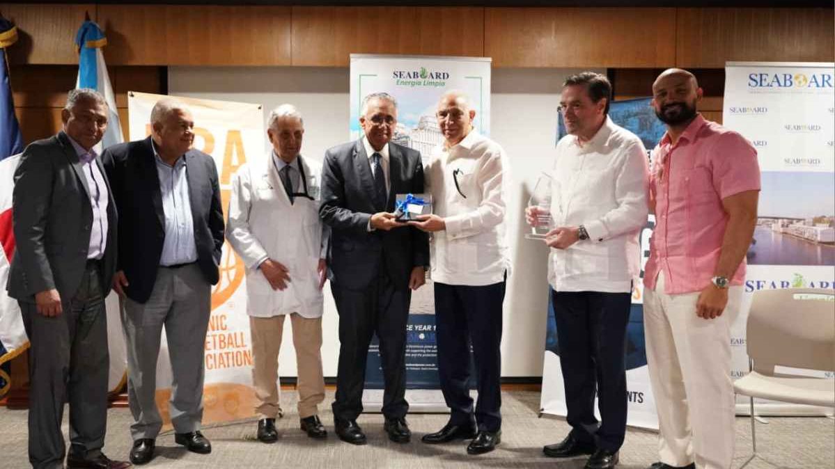 Doctor Ramón Tallaj recibiendo reconocimiento en la Ciudad Sanitaria Dr. Luis Eduardo Aybar en Santo Domingo junto a atletas olímpicos y empresarios