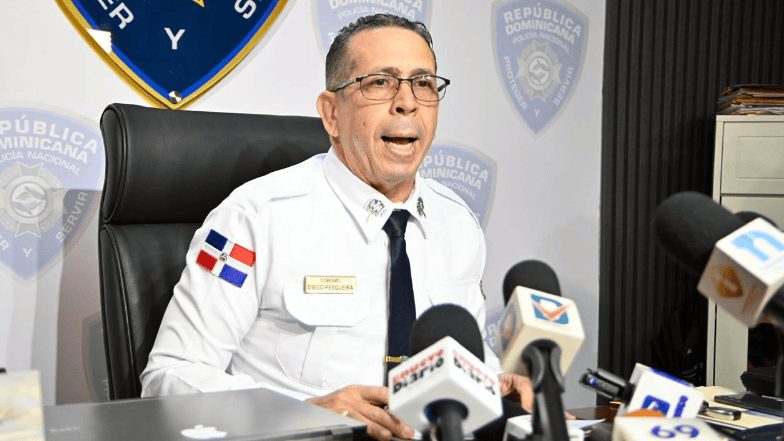 Agentes de la Policía Nacional de República Dominicana en operativo de búsqueda en Villa Mella