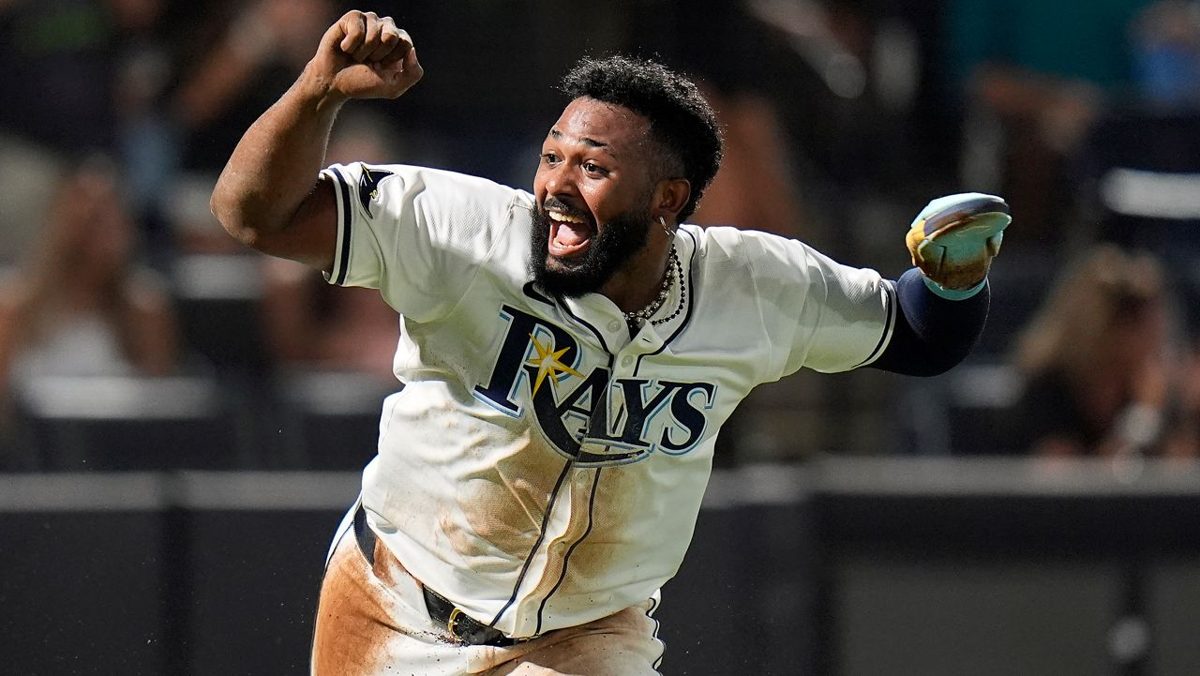 Jugadores de los Rays de Tampa Bay celebrando la barrida contra los Yankees en el Tropicana Field durante la postemporada de la MLB