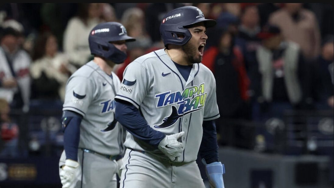 Jugadores de los Tampa Bay Rays celebran en el dugout tras empatar la serie 2-2 contra los Cleveland Guardians