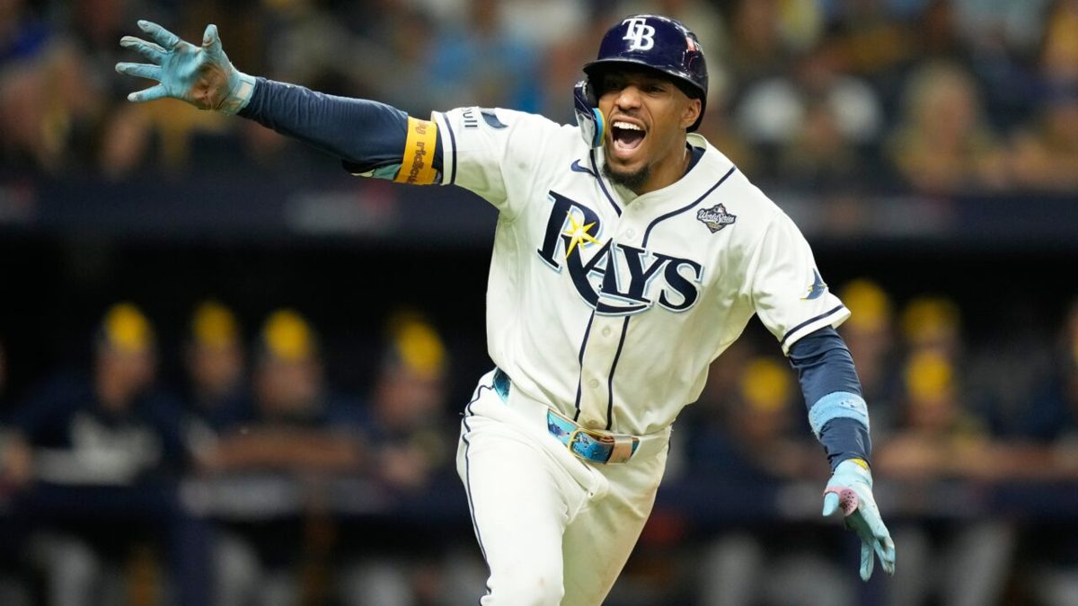 Ben Williamson de los Rays de Tampa Bay conecta el hit ganador en el inning 11 ante los Cerveceros de Milwaukee en la Serie Mundial