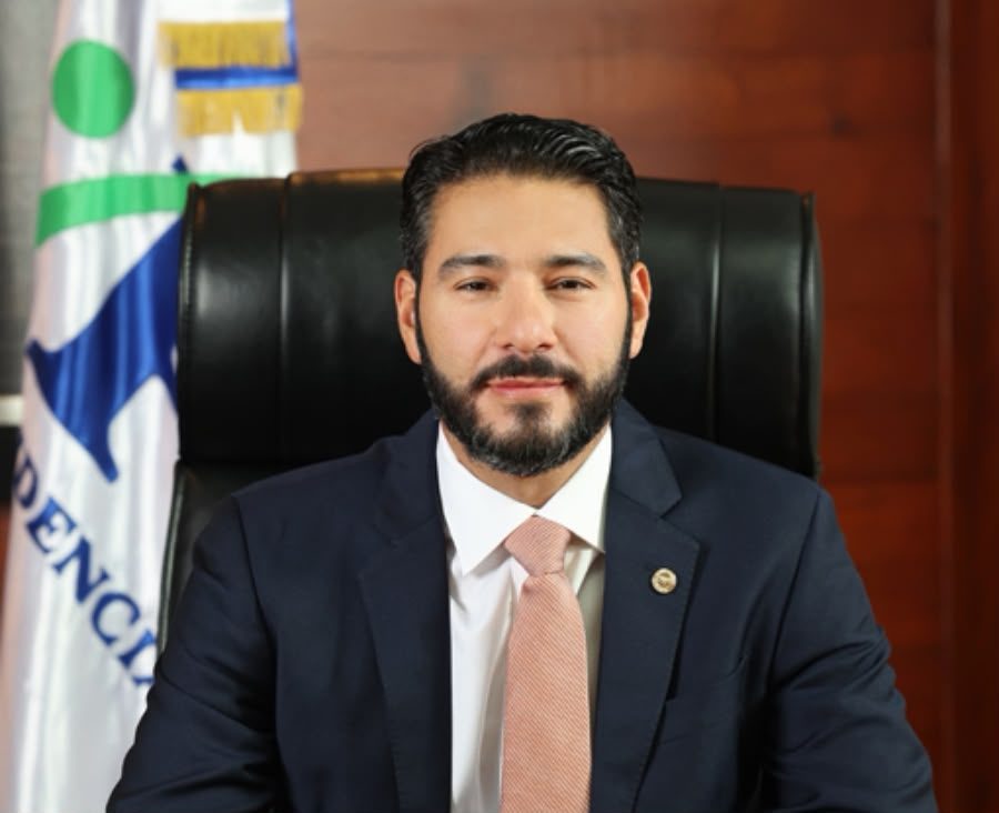 Documentos y cheque sobre escritorio ligados a solicitud de datos de afiliados de pensiones en RD