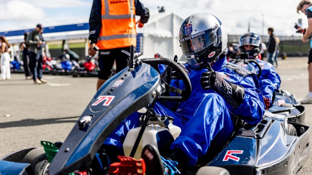 RD Javi compitiendo en el circuito de Silverstone durante el evento Max vs 100 junto a Max Verstappen