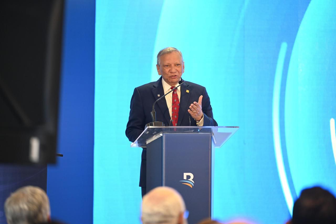 Leonardo Aguilera, presidente ejecutivo de Banreservas, hablando sobre apoyo al sector agropecuario dominicano