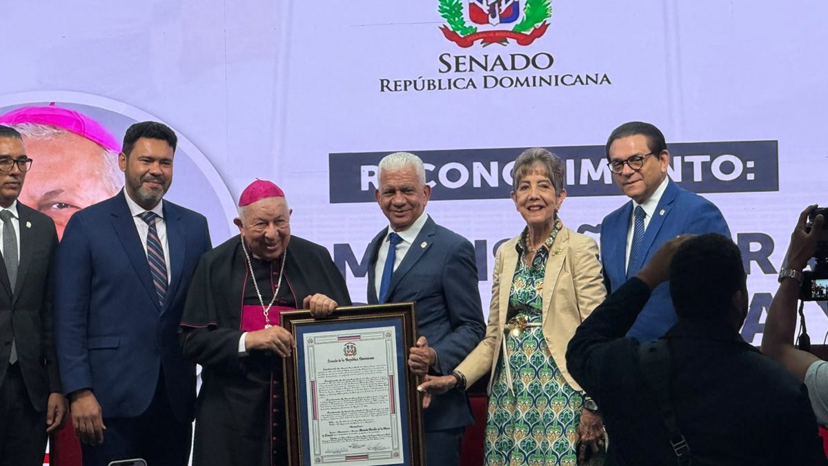 Monseñor Ramón Benito de la Rosa y Carpio recibe reconocimiento del Senado de la República Dominicana