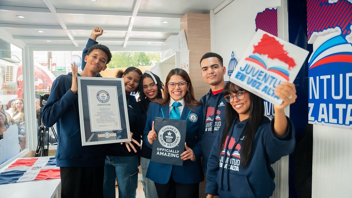 Cinco jóvenes dominicanos reciben la placa del Récord Guinness de lectura en voz alta junto a la vicepresidenta Raquel Peña