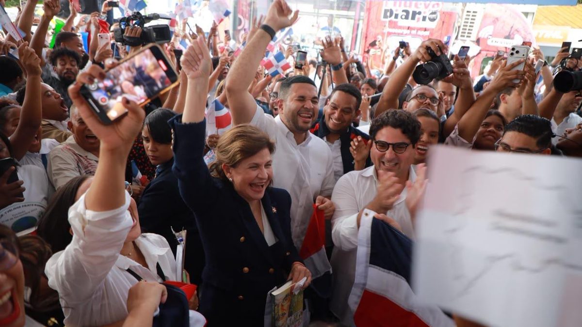 Cinco jóvenes dominicanos leen en voz alta junto a la vicepresidenta Raquel Peña al completar 500 horas de lectura corrida