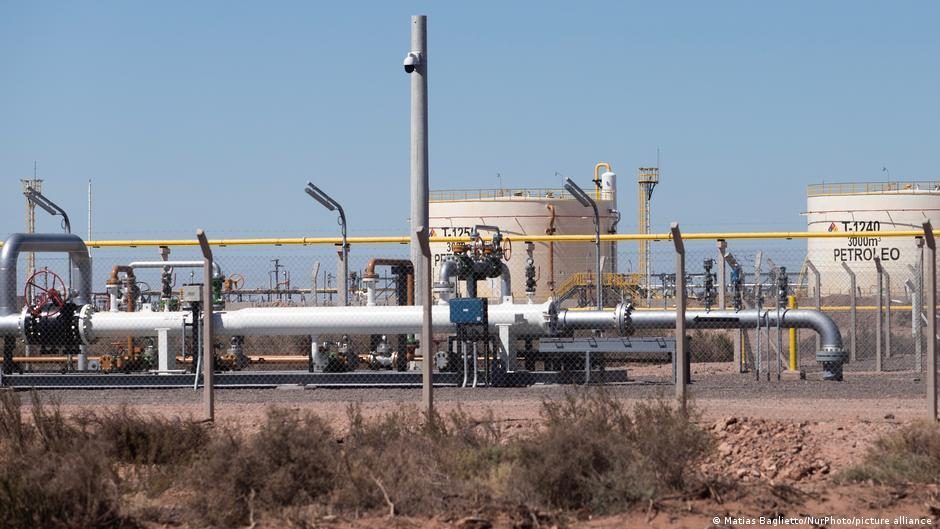 Pozos petroleros en la formación Vaca Muerta, provincia de Neuquén, Argentina