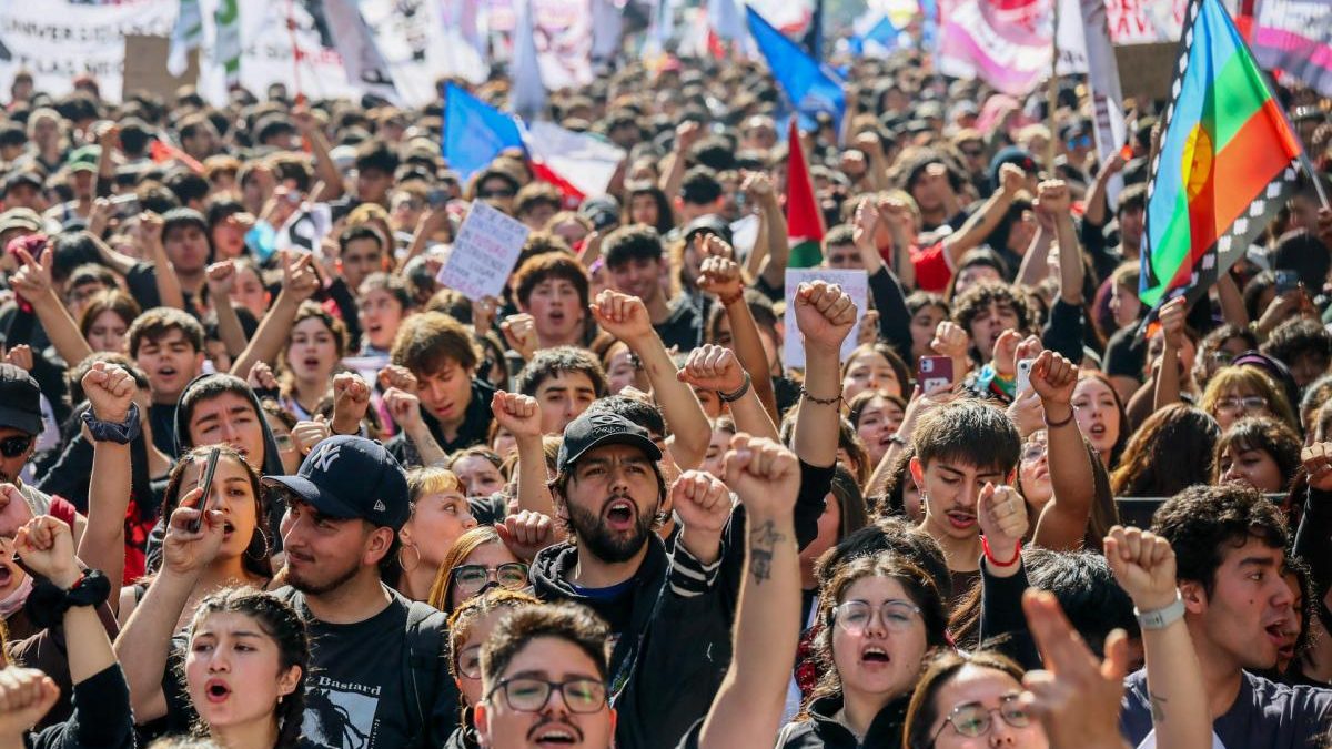 Manifestantes marchando por el centro de Santiago de Chile contra los recortes al presupuesto educativo del gobierno de Kast