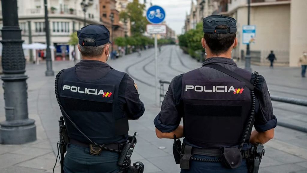 Agentes de la Policía Nacional española durante un operativo contra falsificación de documentos migratorios