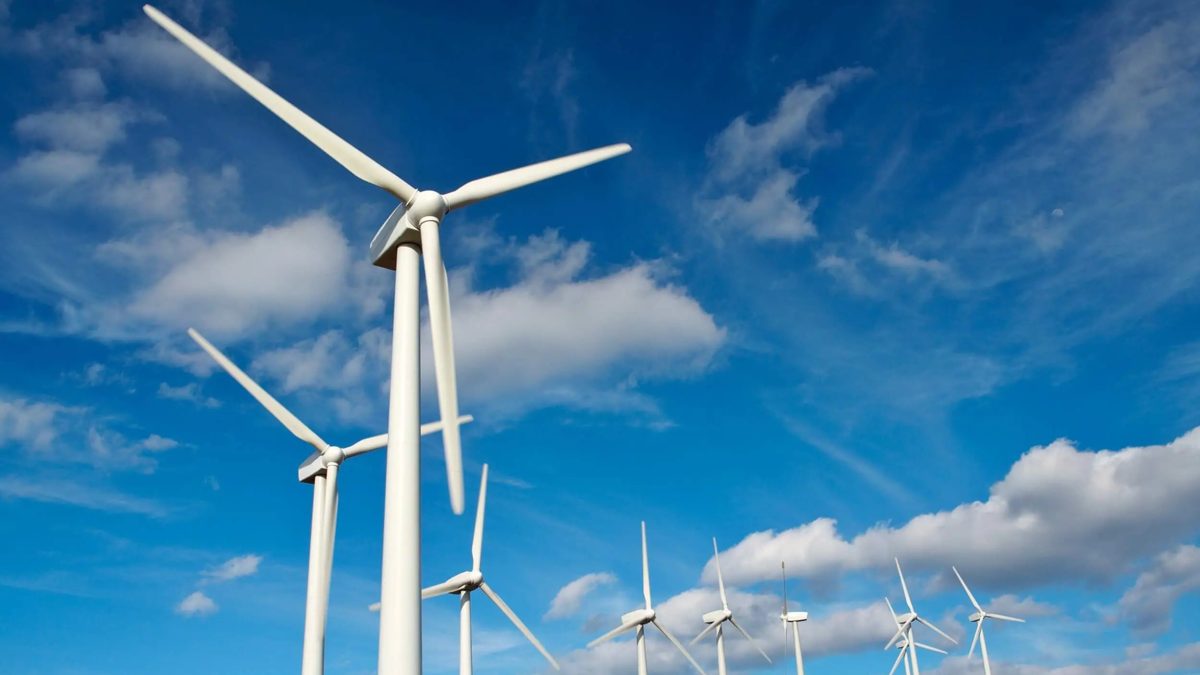 Paneles solares y torres de transmisión eléctrica en República Dominicana bajo un cielo despejado