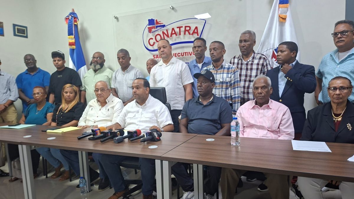 Tony Marte, vicepresidente de Conatra, en rueda de prensa sobre costos del transporte en República Dominicana