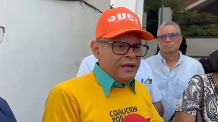 Representantes de organizaciones laborales entregando documento de rechazo a la reforma de seguridad social en el Congreso Nacional dominicano