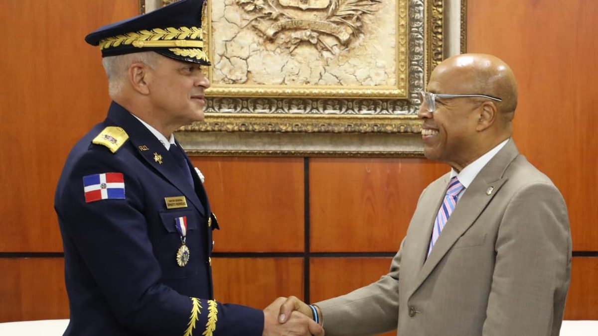 Alfredo Pacheco y el director de la Policía Nacional Ernesto Rodríguez García reunidos en la Cámara de Diputados