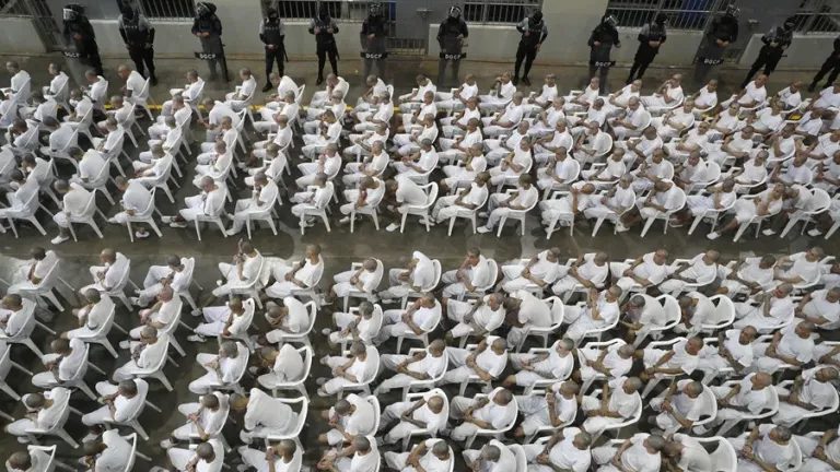 Presos en celdas del sistema penitenciario de El Salvador bajo el régimen de excepción de Bukele
