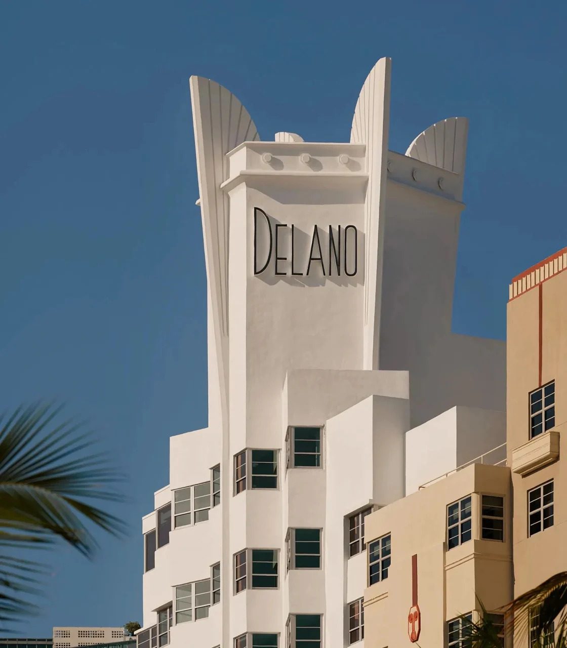 Fachada blanca del hotel Delano en la avenida Collins de Miami Beach tras su reapertura