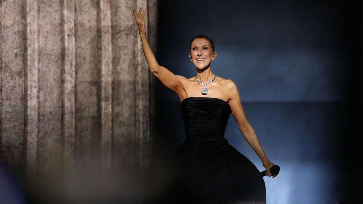 Céline Dion cantando en el escenario del Plenitude Arena en Nanterre, París, ante 30,000 fanáticos