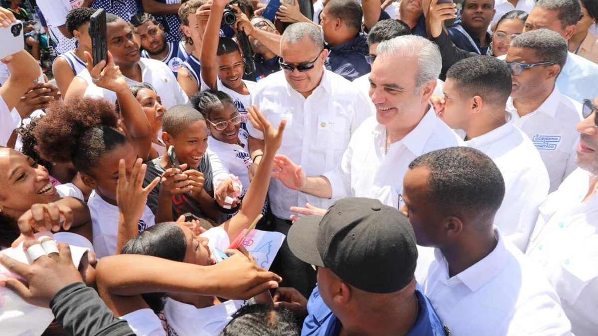 Presidente Luis Abinader en acto de entrega de viviendas y obras de infraestructura en Santo Domingo