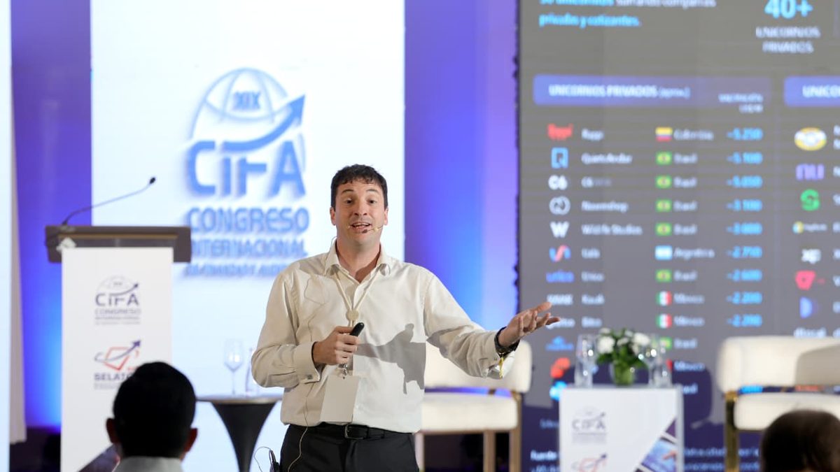 Especialista en finanzas expone sobre regulación fintech durante congreso en Boca Chica