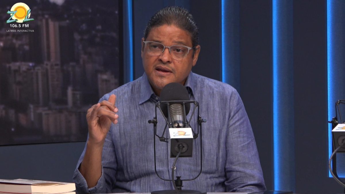 Director del Intrant Juan Manuel Méndez hablando sobre regulación de vehículos pesados en Santo Domingo