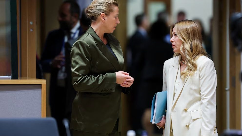 Giorgia Meloni y Mette Frederiksen en la cumbre del Consejo Europeo en Bruselas, octubre 2026