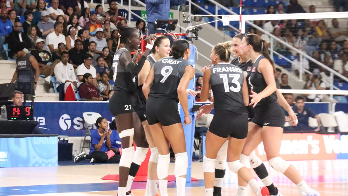 Jugadoras de Canadá celebran su clasificación a Los Ángeles 2028 tras vencer a República Dominicana en el Palacio del Voleibol