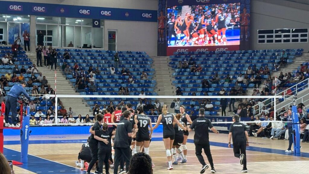 Jugadoras de la selección dominicana de voleibol femenino durante el partido ante Canadá en el clasificatorio NORCECA en Santo Domingo