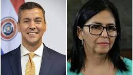 Presidente de Paraguay Santiago Peña junto a la mandataria encargada de Venezuela Delcy Rodríguez en Caracas