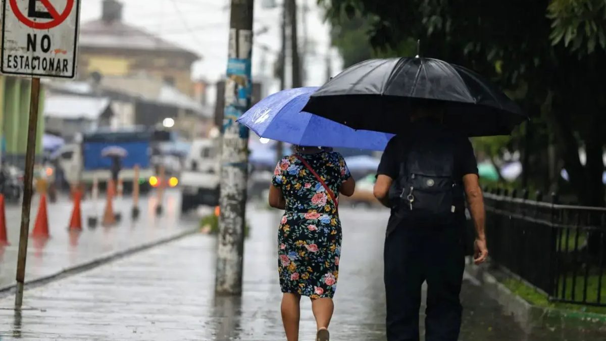 Nubes oscuras y lluvia intensa sobre el Gran Santo Domingo durante paso de onda tropical