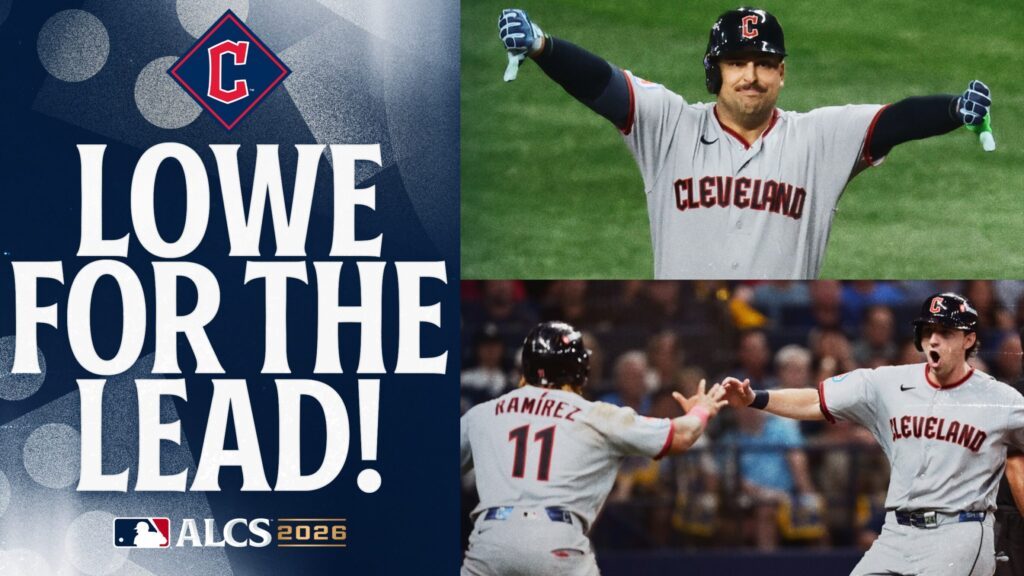 José Ramírez celebra con sus compañeros de los Guardianes de Cleveland tras anotar en la Serie de Campeonato de la Liga Americana
