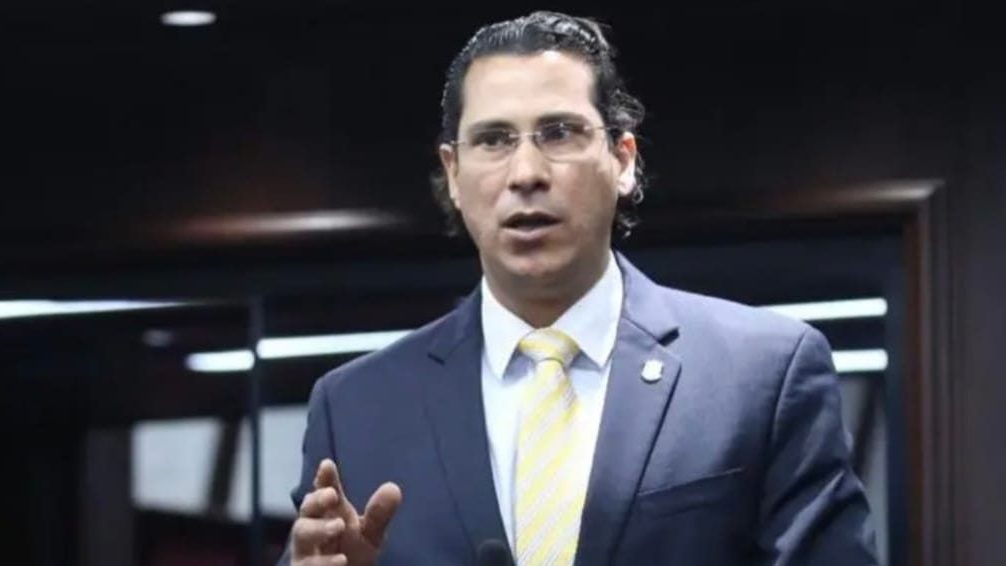 Diputados debatiendo en los pasillos del Congreso Nacional de República Dominicana sobre la renovación de la nueva cédula de identidad y electoral