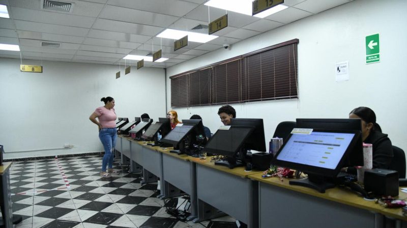 Ciudadanos haciendo fila en oficina de la JCE para renovar la cédula de identidad dominicana